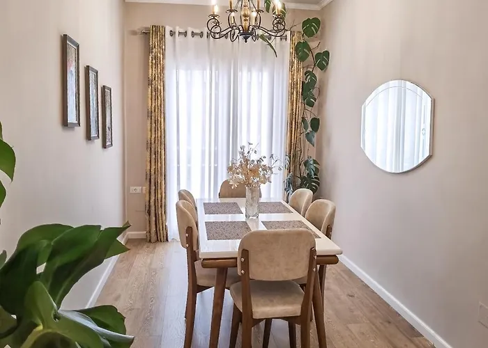 Joni & Joy Center Apartment